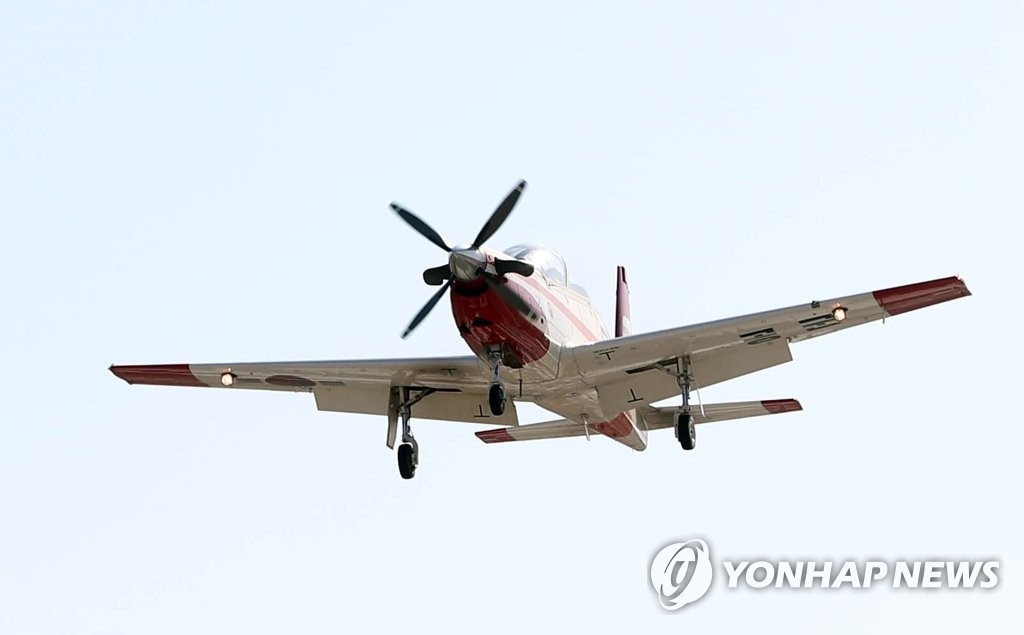 资料图片：2019年11月21日，KT-1进行起降飞训练。 韩联社