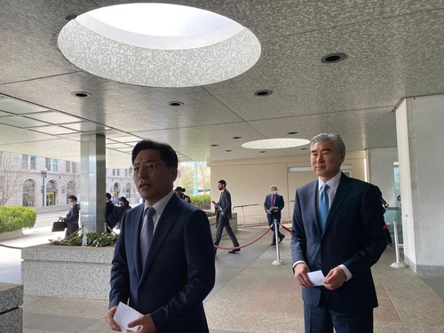 当地时间4月4日，在美国国务院大楼，韩国外交部韩半岛和平交涉本部长鲁圭悳（左）和美国对朝特别代表星·金结束会谈后接受记者采访。 韩联社