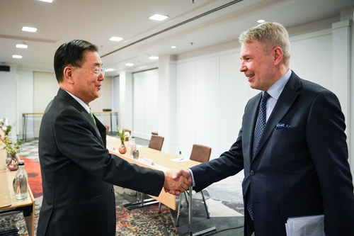 当地时间4月6日，在比利时布鲁塞尔，韩国外长郑义溶（左）与芬兰外长佩卡·哈维斯托握手致意。 韩联社/韩国外交部供图（图片严禁转载复制）