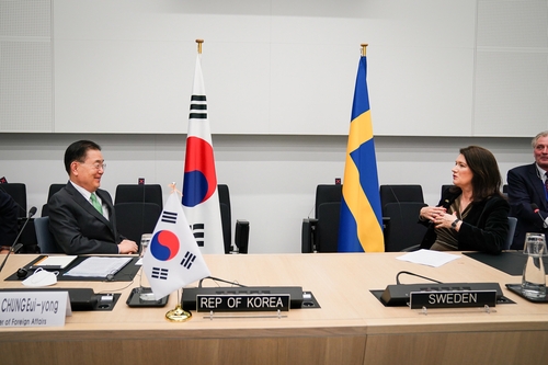 当地时间4月6日，在比利时布鲁塞尔，韩国外长郑义溶（左）会见瑞典外长安·林德。 韩联社/韩国外交部供图（图片严禁转载复制）