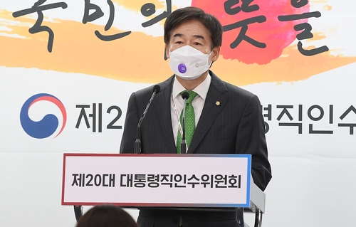 4月11日，韩国总统职务交接委政务司法行政小组干事李容镐召开记者发布会，介绍统一年龄计算标准的相关计划。 韩联社/交接委记者团供图（图片严禁转载复制）