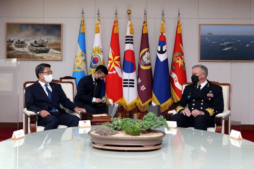 4月11日，在首尔龙山的国防部大楼，韩国防长徐旭（左）会见北约军事委员会主席罗布·鲍尔。 韩联社/国防部供图（图片严禁转载复制）