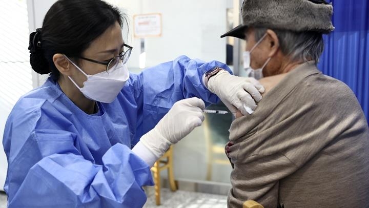 韩拟为60岁以上人群施打第四针新冠疫苗