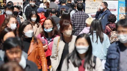 资料图片：市民戴口罩出行。 韩联社