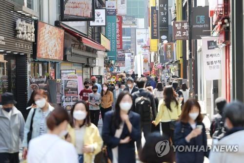 资料图片：图为首尔明洞街景，摄于4月17日。 韩联社