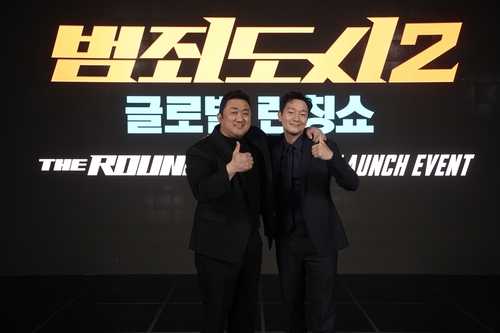 4月22日，《犯罪都市2》的全球发布会在线上举行。图为主演马东锡（左）和孙锡久摆造型。 韩联社/ABO娱乐供图（图片严禁转载复制）