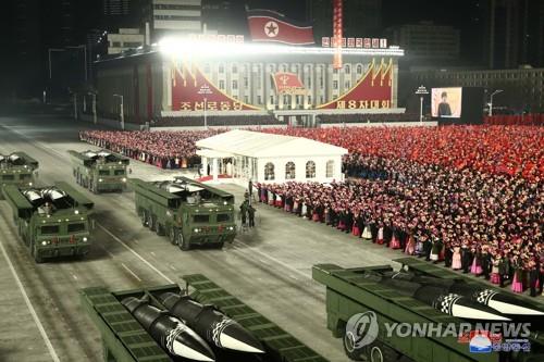 资料图片：朝中社2021年1月15日报道，朝鲜劳动党第八次全国代表大会阅兵活动14日晚在平壤金日成广场隆重举行。 韩联社
