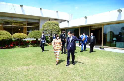 4月26日，在位于首尔汉南洞的外长公馆，韩国外交部长官郑义溶（右）会晤坦桑尼亚外交部长穆拉穆拉。 韩联社/外交部供图（图片严禁转载复制）