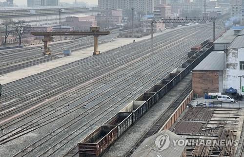 资料图片：1月10日上午，在中国辽宁的丹东火车站，一辆货运列车停在铁路上。 韩联社