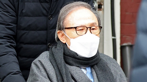 资料图片：2021年2月10日，在位于首尔市钟路区的首尔大学医院，韩国前总统李明博出院后前往安养监狱。 韩联社