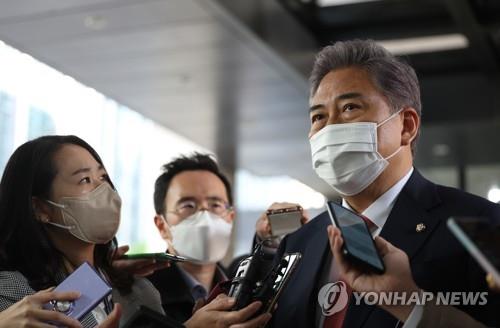 资料图片：韩国外交部长官被提名人朴振（右一） 韩联社