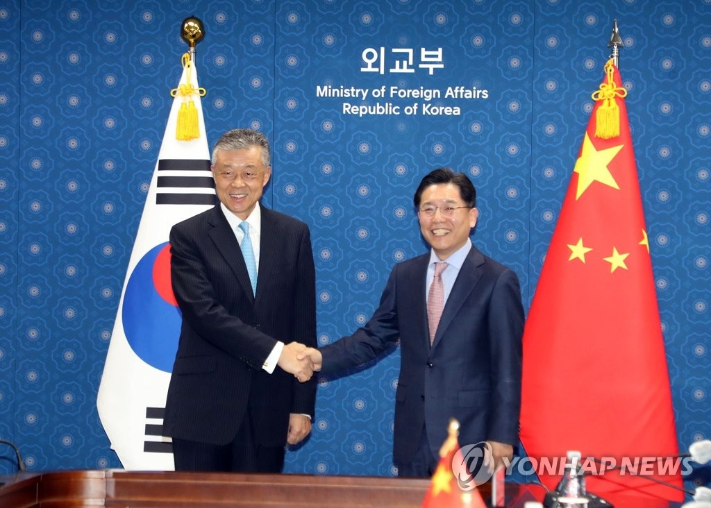 5月3日，在位于首尔市钟路区的韩国外交部办公楼，韩中对朝代表举行会晤。图为韩国外交部韩半岛和平交涉本部长鲁圭悳（右）和中国政府朝鲜半岛事务特别代表刘晓明合影留念。 韩联社/联合摄影记者团