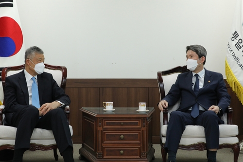 5月3日，在统一部，中国政府朝鲜半岛事务特别代表刘晓明（左）拜会统一部长官李仁荣。 韩联社