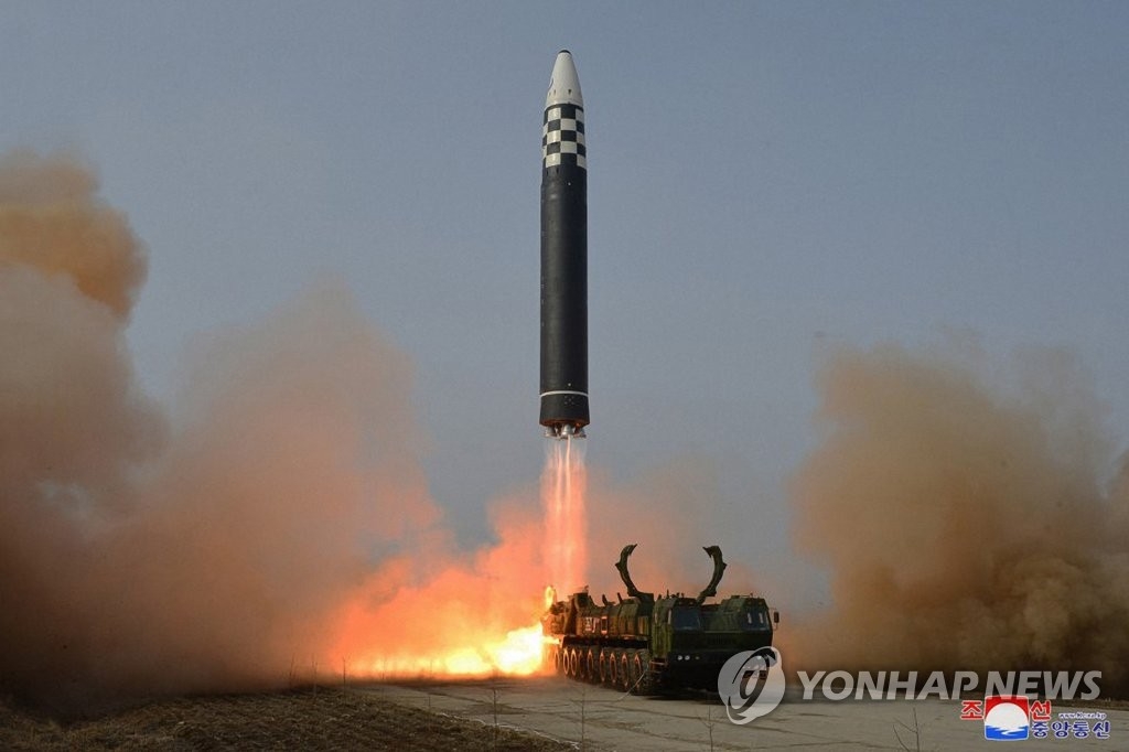 资料图片：朝中社3月25日报道称，朝鲜前一天在国务委员会委员长金正恩的指导下试射了“火星17”新型洲际弹道导弹（ICBM）。 韩联社/朝中社（图片仅限韩国国内使用，严禁转载复制）