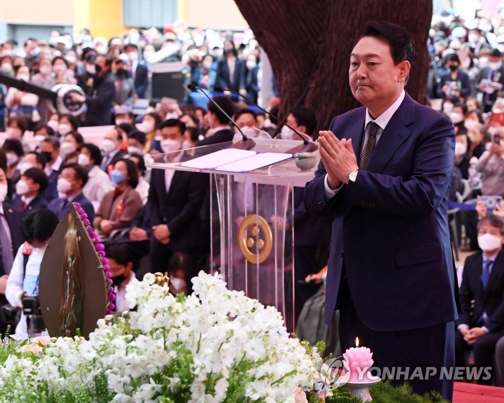 5月8日，在首尔曹溪寺，韩国候任总统尹锡悦出席释迦摩尼诞辰2566周年庆祝法会并行合十礼。 韩联社/总统职务交接委员会供图