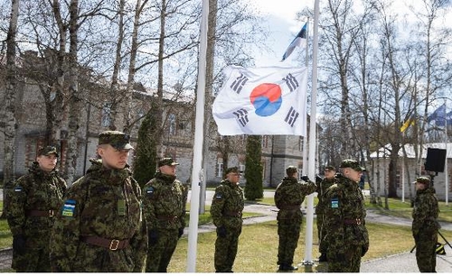 当地时间5月5日，在爱沙尼亚首都塔林的北约合作网络防御卓越中心本部，韩国加盟中心的纪念仪式举行。图为韩国国旗在当地升起。 韩联社/北约合作网络防御卓越中心供图（图片严禁转载复制）