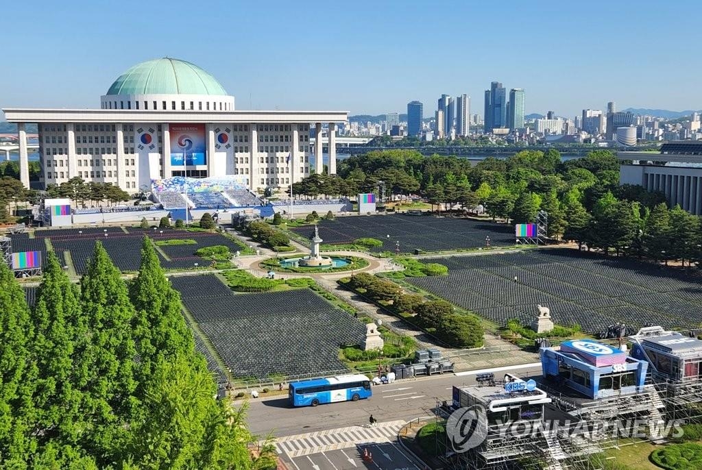 5月9日，韩国国会主楼前摆满大量椅子，各大电视台在现场设置了演播棚（图片右下方）。韩国第二十届总统就职典礼将于10日在此举行。 韩联社/国会摄影记者团供图