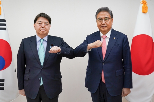 5月9日，在首尔，韩国外交部长官被提名人朴振（右）会见到访的日本外务大臣林芳正。图为两人击肘致意。 韩联社/韩国外交部供图（图片严禁转载复制）