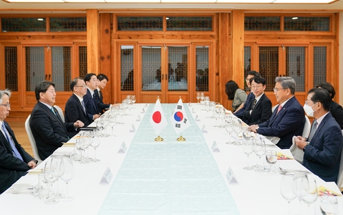 5月9日，在首尔，韩国外交部长官被提名人朴振（右排右二）会见到访的日本外务大臣林芳正（左排左二）。 韩联社/韩国外交部供图（图片严禁转载复制）