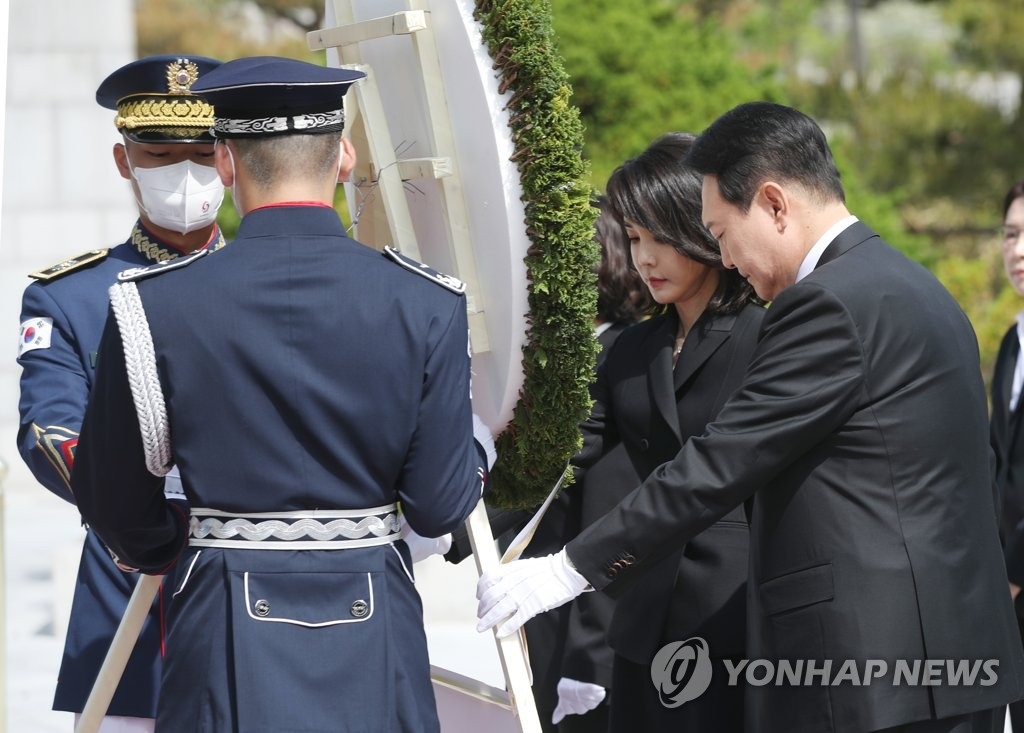 5月10日，韩国第20届总统尹锡悦（右一）和夫人金建希（右二）参谒首尔显忠院。 韩联社