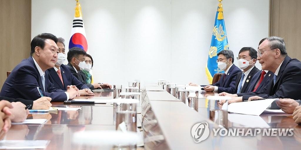 5月10日下午，在首尔龙山总统府，韩国总统尹锡悦（左一）会见中国国家副主席王岐山（右一）。 韩联社