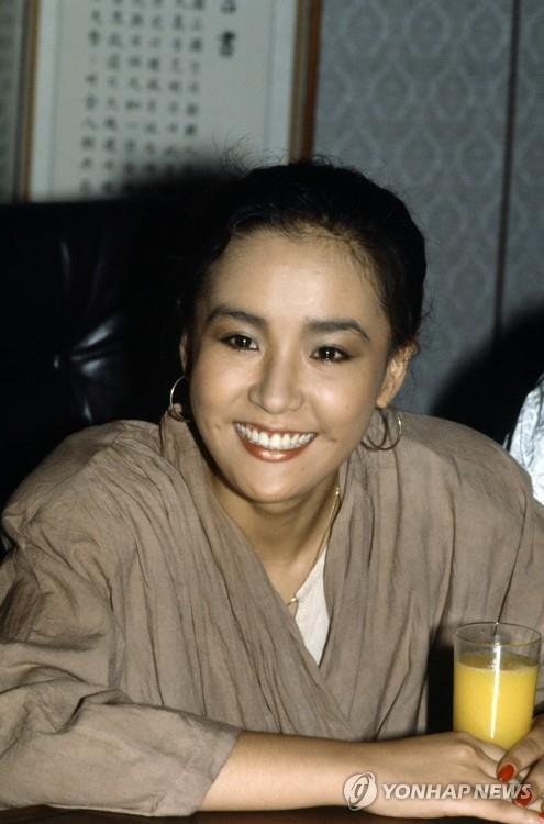 资料图片：1987年9月，姜受延在首尔一家咖啡店举行记者会。 韩联社