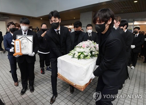 5月11日，韩国知名演员姜受延的出殡仪式在三星首尔医院举行。 韩联社/联合记者团