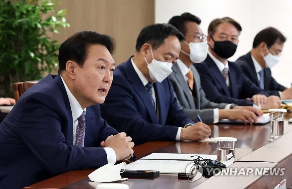 5月11日，在首尔龙山总统办公室，尹锡悦（右一）主持首席秘书会议。 韩联社