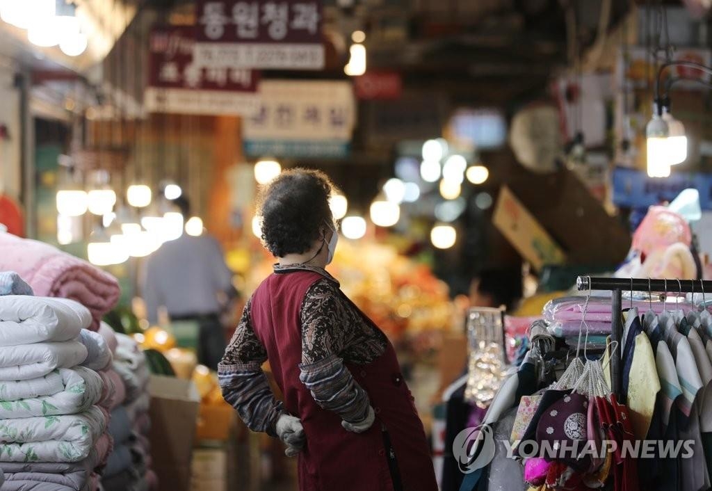 资料图片：5月12日，在首尔钟路区广藏市场，一名商贩准备营业。 韩联社