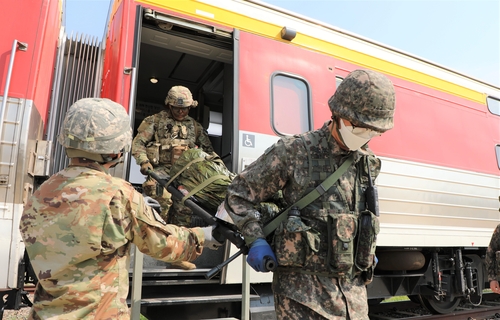 韩国国军医务司令部5月13日表示，旨在提升韩美两军医务支援能力的“上半年韩美联合医务支援野战训练演习”于11日至12日举行。 韩联社/国军医务司令部供图