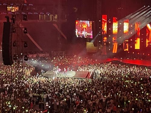 当地时间5月14日，在德国法兰克福的德意志银行公园球场，欧洲最大规模的K-POP演唱会“KPOP.FLEX”举行，约4.4万多名粉丝前来捧场。图为男团NCT DREAM登台献艺。 韩联社