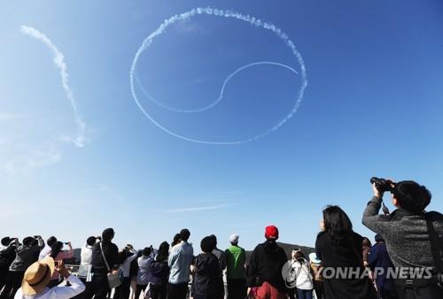 资料图片：韩国空军特技飞行表演队“黑鹰”飞行秀 韩联社