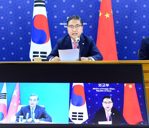 韩国外长朴振同中国外长王毅举行视频会晤