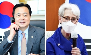 资料图片：赵贤东（左）和舍曼 韩联社/外交部供图（图片严禁转载复制）