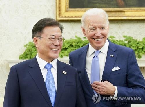 资料图片：当地时间2021年5月21日下午，在美国白宫，韩国总统文在寅（左）与美国总统拜登在小范围会谈上谈笑风生。 韩联社