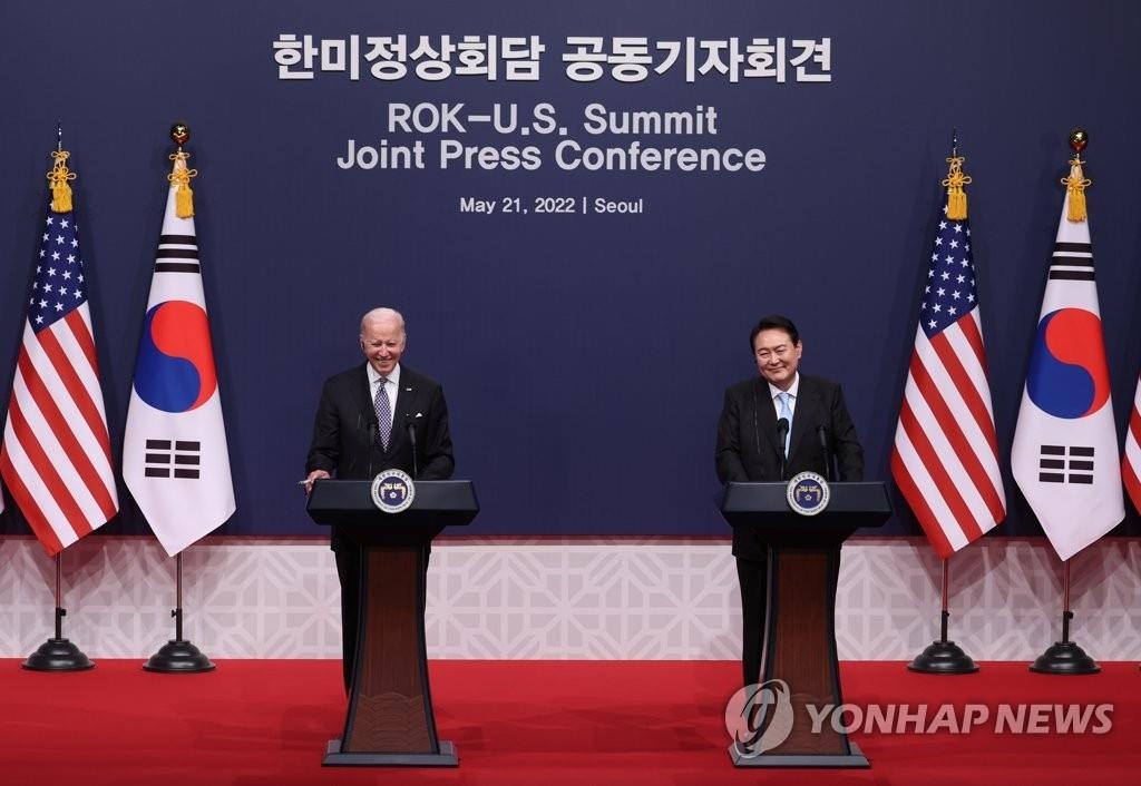 5月21日，在位于首尔市龙山区的总统府，韩国总统尹锡悦（右）和美国总统拜登在会谈结束后共同会见记者。 韩联社