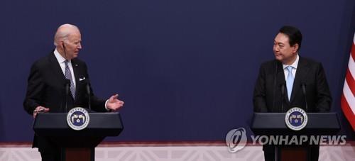5月21日，在位于首尔市龙山区的总统府，韩国总统尹锡悦（右）和美国总统拜登在会谈结束后共同会见记者。 韩联社