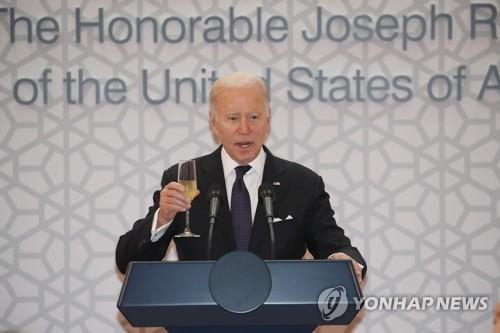 5月21日，在韩国国立中央博物馆，美国总统拜登出席欢迎晚宴并提议干杯。 韩联社