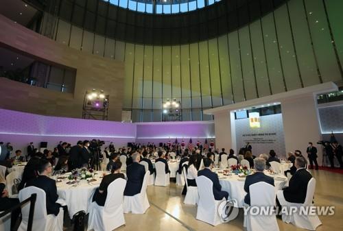 5月21日，在韩国国立中央博物馆，韩国总统尹锡悦设宴欢迎美国总统拜登。当天，三星电子副会长李在镕等财经界人士悉数出席。 韩联社