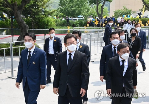5月23日，在庆南金海市烽下村，共同民主党选举对策委总括委员长李在明（第一排居中）前来出席卢武铉逝世13周年悼念仪式。 韩联社