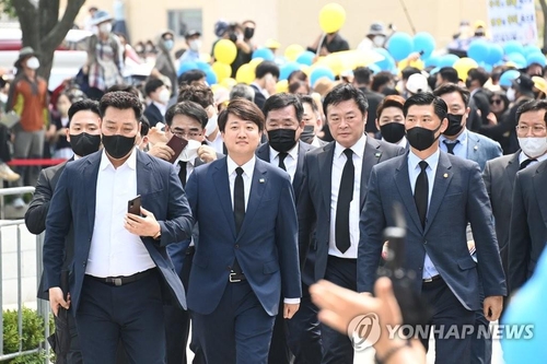 5月23日，在庆南金海市烽下村，国民力量党首李俊锡（第一排居中）前来出席卢武铉逝世13周年悼念仪式。 韩联社