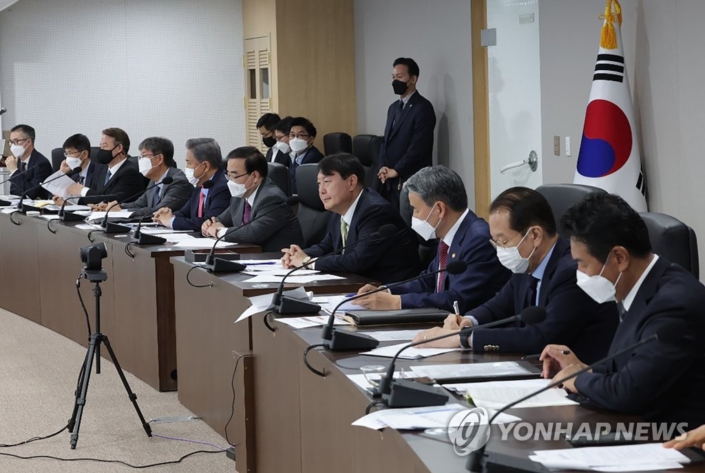 5月25日，在首尔龙山的总统办公室，尹锡悦（右四）主持召开国安会议。 韩联社/总统室供图（图片严禁转载复制）