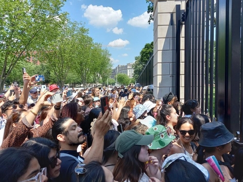 当地时间5月31日，在白宫外，防弹少年团的粉丝为偶像热情声援。 韩联社