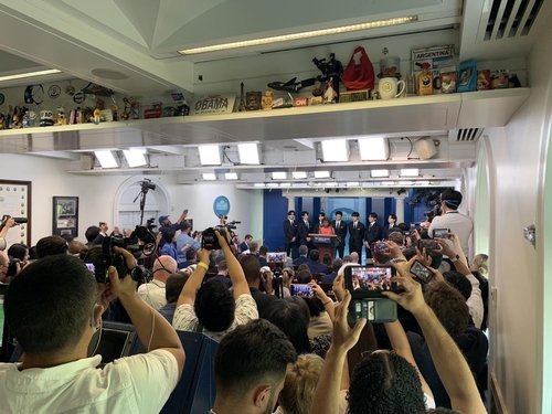 当地时间5月31日，防弹少年团亮相白宫新闻办公室，现场挤满记者。 韩联社/特派记者联合采访团