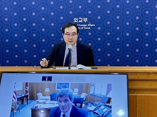 6月1日，韩国外交部第二次官李度勋（上）同美国国务院主管经济的副国务卿何塞·费尔南德斯举行视频会议。 韩国外交部供图（图片严禁转载复制）