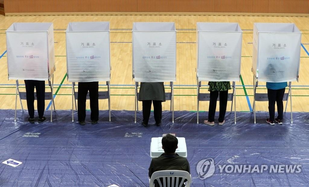 资料图片：6月1日，韩国第八届地方议员和地方政府各级领导选举暨国会议员补选投票工作启动。图为江原道春川市的选民在一投票站投票。 韩联社