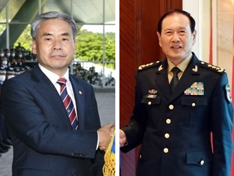 资料图片：左为李钟燮，右为魏凤和。 韩联社