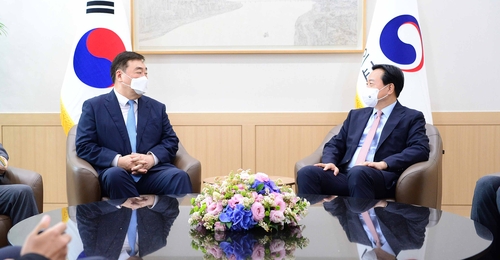 6月2日，在首尔外交部大楼，韩国外交部第一次官赵贤东（右）会见中国驻韩大使邢海明。 韩联社/韩国外交部供图（图片严禁转载复制）