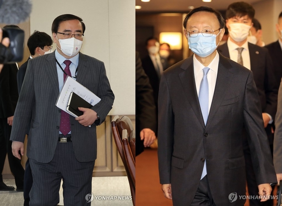 资料图片：金圣翰（左）同杨洁篪 韩联社