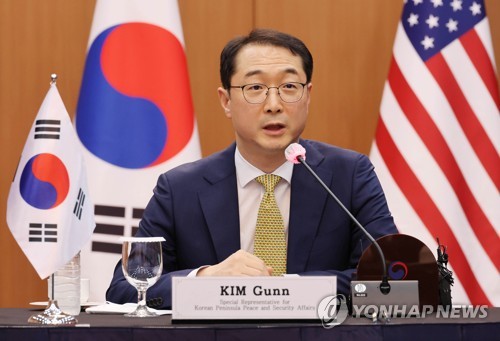 6月3日，在首尔钟路区的外交部大楼，韩国外交部韩半岛和平交涉本部长金健在韩美日对朝代表会谈上发言。 韩联社/联合记者团